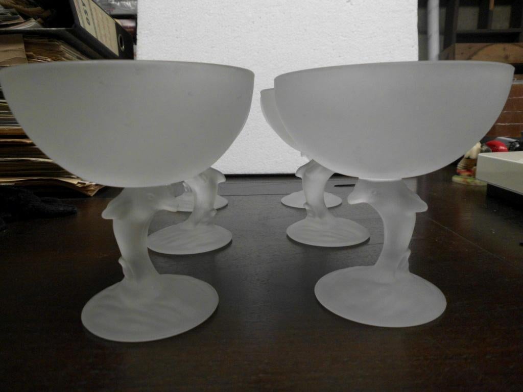 6 coupes in mat glas op dolfijnvorm, Huis en Inrichting, Keuken | Servies, Glas of Glazen, Ophalen of Verzenden, Overige stijlen