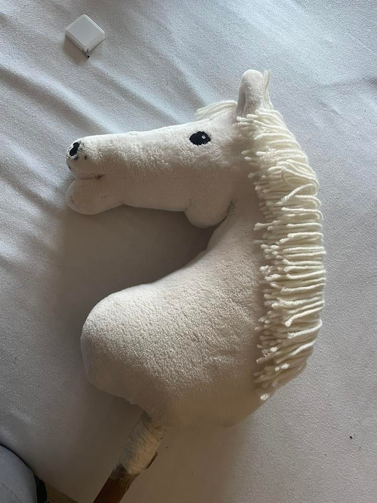 Hobbyhorse wit met schattig zwarte stipjes op de neus, Ophalen, Zo goed als nieuw, Paard