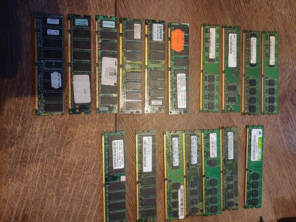 ancienne barette de memoires pc  pour amateurs, Informatique & Logiciels, Le pc est monté avec différentes marques, Enlèvement ou Envoi