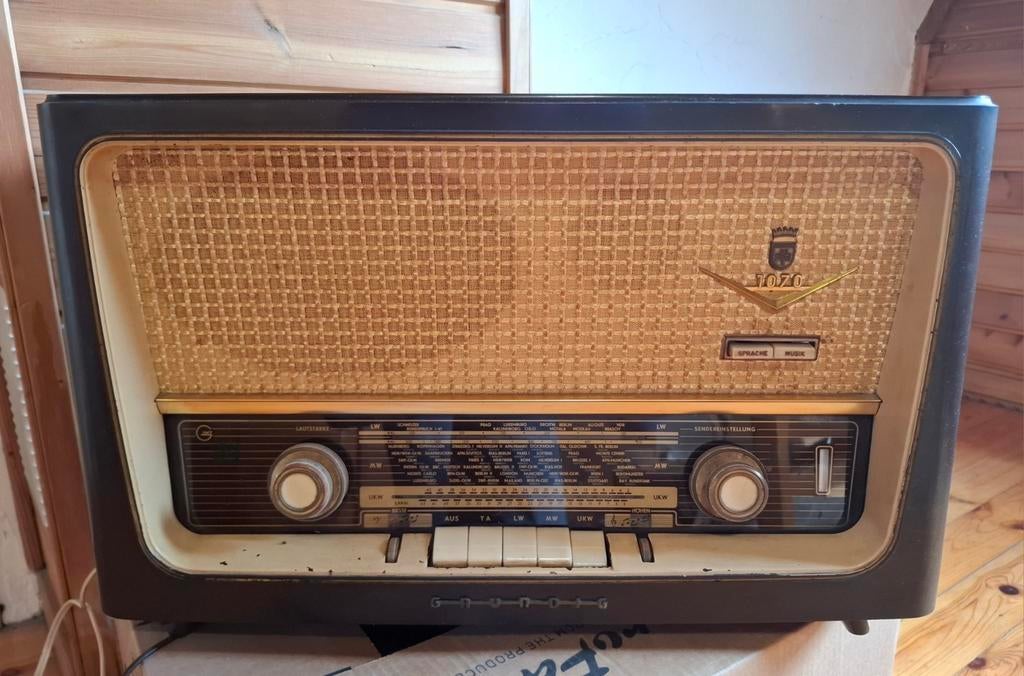 Oude radio Grundig, Ophalen, Radio