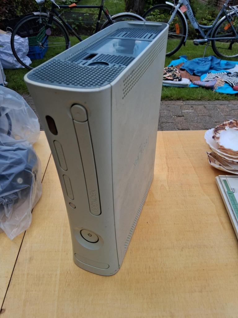 Xbox 360 Slim Wit, Games en Spelcomputers, Ophalen of Verzenden, Zonder controller, 250 GB, Gebruikt