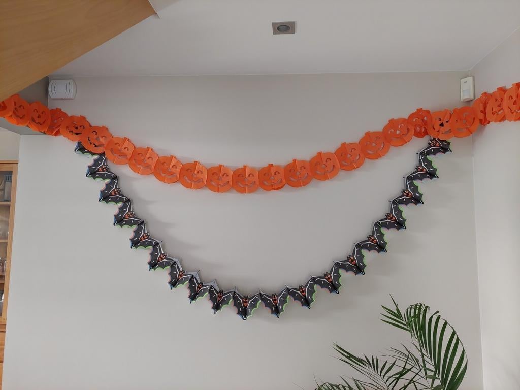 Versiering Halloween - 2 slingers - vleermuizen en pompoenen, Hobby en Vrije tijd, Feestartikelen, Ophalen of Verzenden, Gebruikt