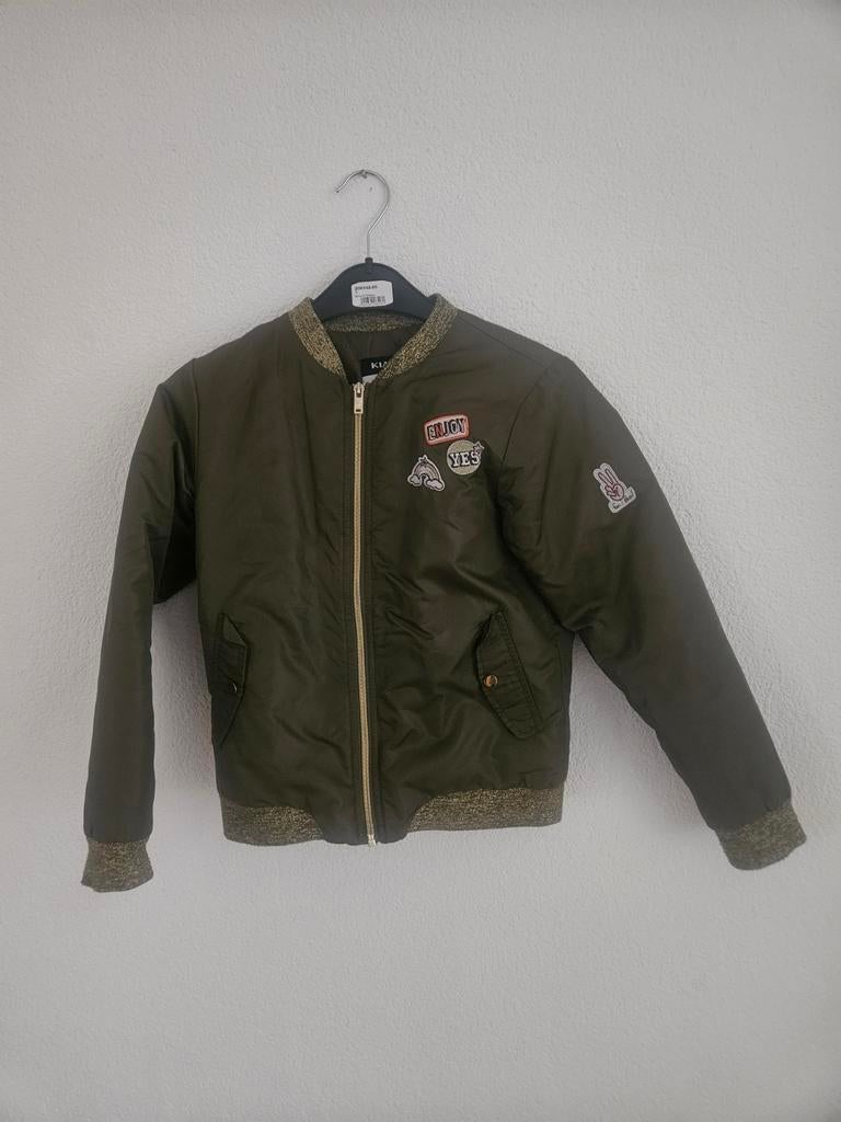 Groene kinder bomberjack met leuke patches maat 140, Ophalen of Verzenden