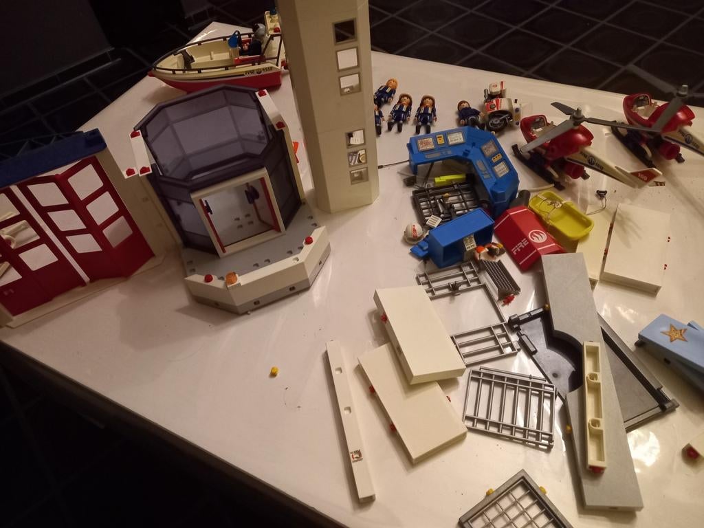 Playmobil caserne pompiers et missions secours, Ophalen, Zo goed als nieuw