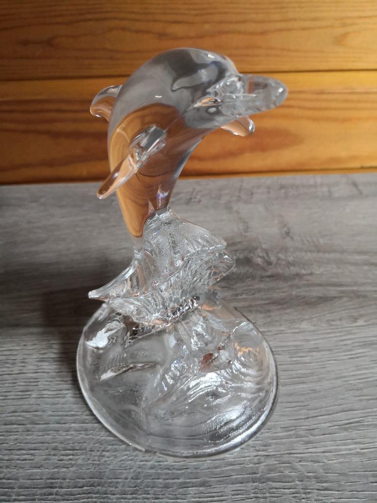 Doorzichtig beeldje van een dolfijn, Ophalen