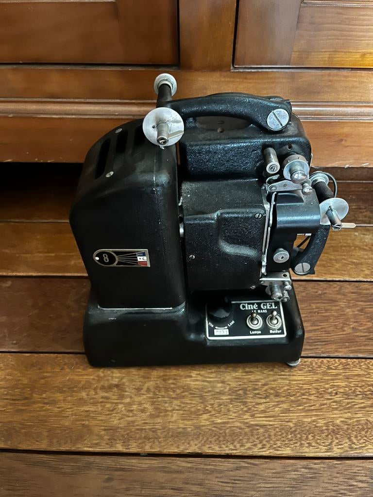 Ancien projecteur de cinéma, Enlèvement, Projecteur