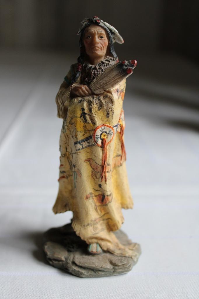 *Indiaan met veer 6 x 5 cm hoogte 12 cm, Enlèvement ou Envoi, Comme neuf, Humain