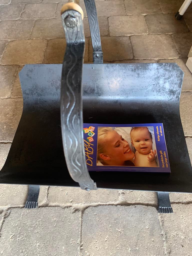 Smeedwerk Krantenbak /houtkorf met bronzen handvat, Ophalen of Verzenden