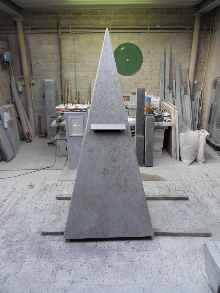 Piramide brievenbus., Ophalen, Zo goed als nieuw, Hardsteen