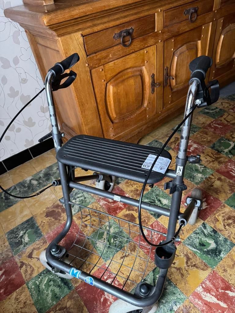 Déambulateur neuf, jamais utilisé avec frein et panier, Enlèvement, Comme neuf