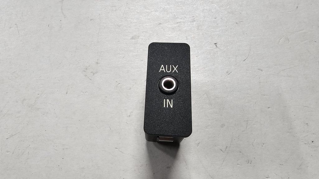Aux in aansluiting BMW 1 / 3 / 5 / 6 / 7 X 3 X5 Z4 serie E8x, Auto diversen, Autoradio's, Gebruikt, -, -, Ophalen of Verzenden