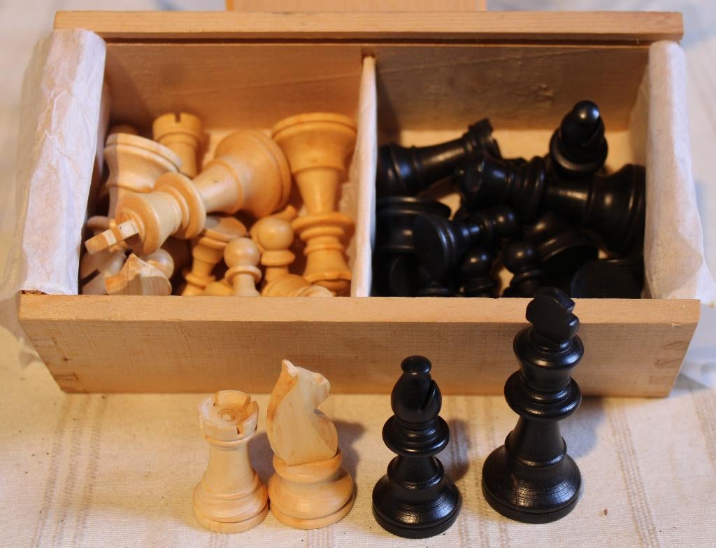 Doosje met houten schaakstukken, Een of twee spelers, Ophalen of Verzenden, Nieuw, Overig