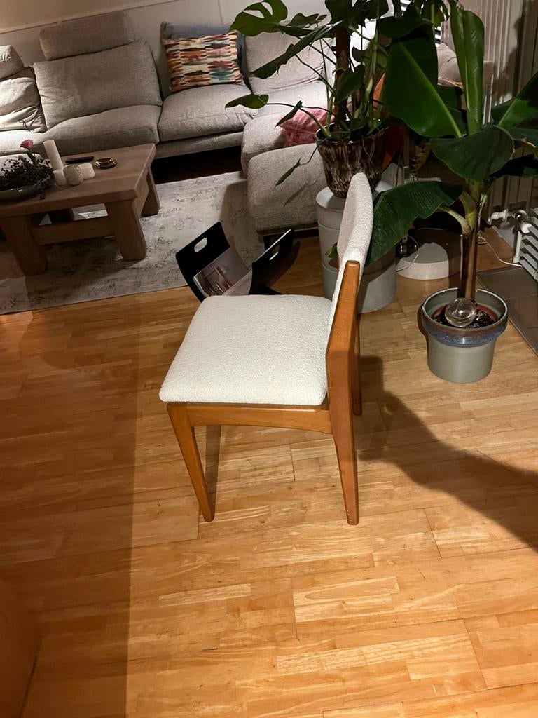Scandinavische mid century stoelen met bouclé stof, Ophalen, Gebruikt