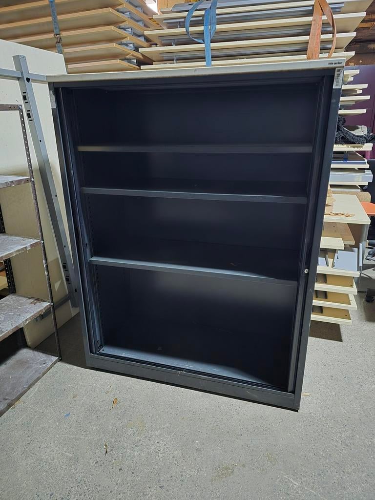 Armoire métallique professionnelle étagères 155x130x45