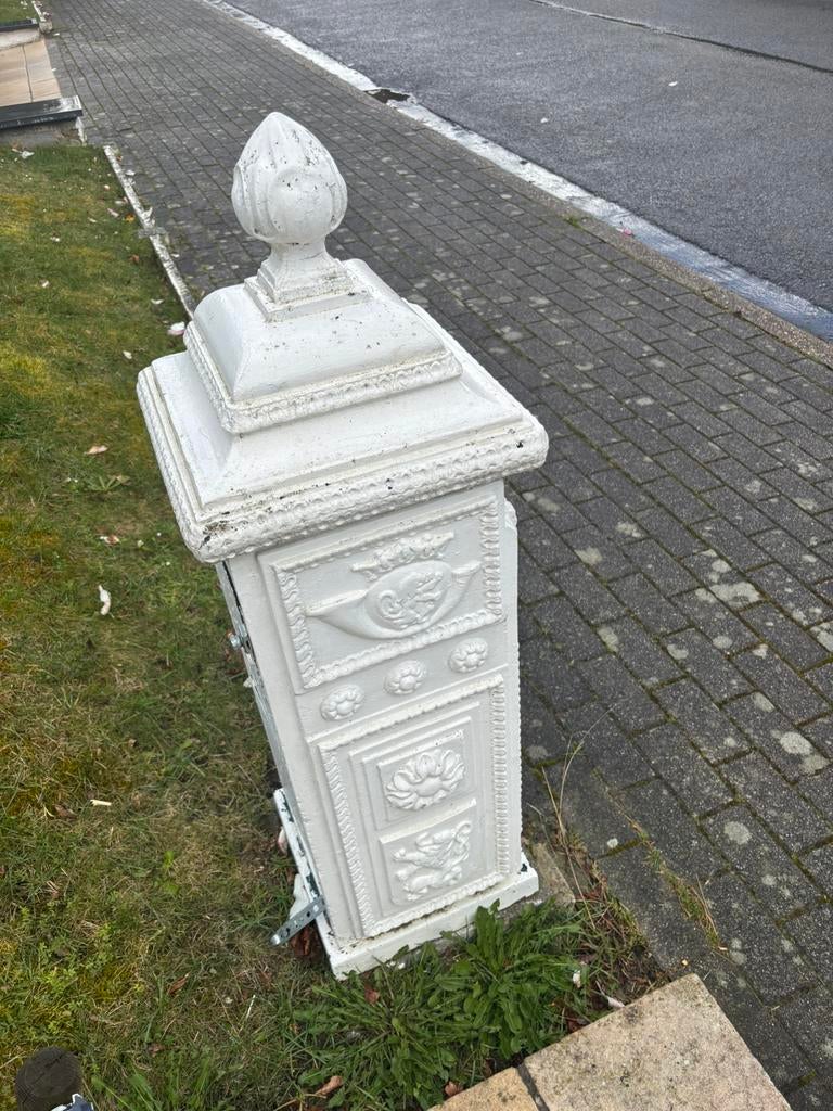 Boite aux lettres, Enlèvement, Utilisé, Béton, Sur pied