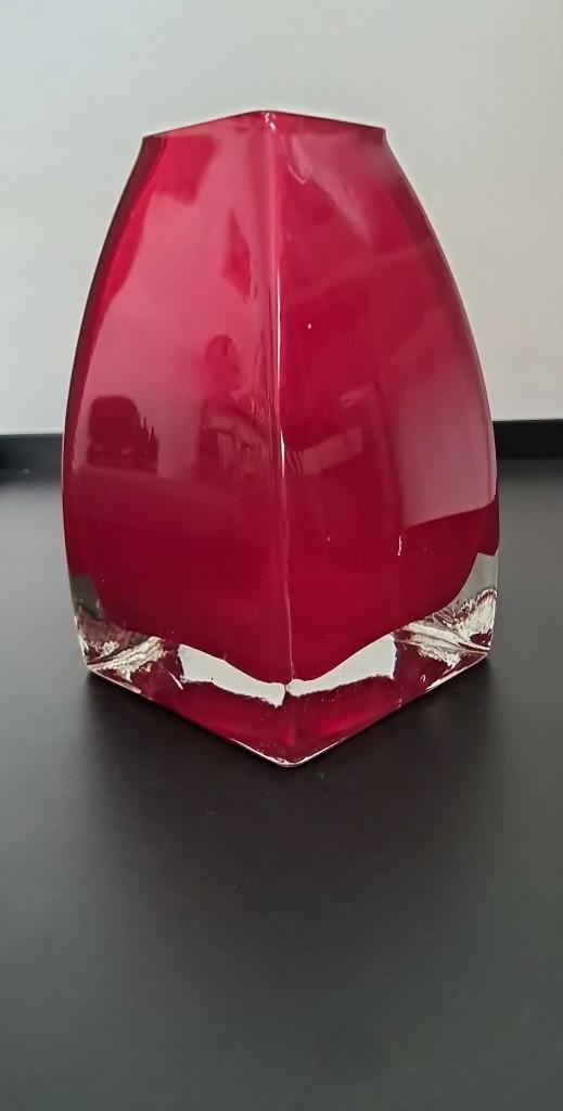 Vierkante vazen van geblazen glas, Huis en Inrichting, Woonaccessoires | Vazen, Zo goed als nieuw, Rood, Minder dan 50 cm, Glas