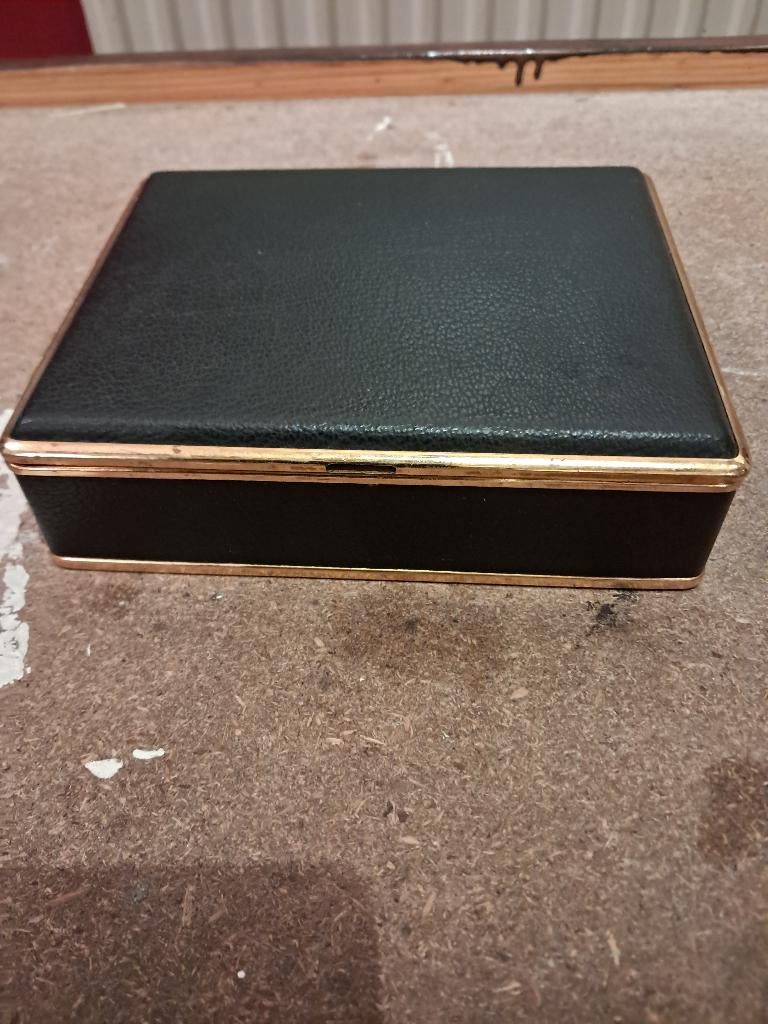 Boîte à bijoux ou autre., Enlèvement