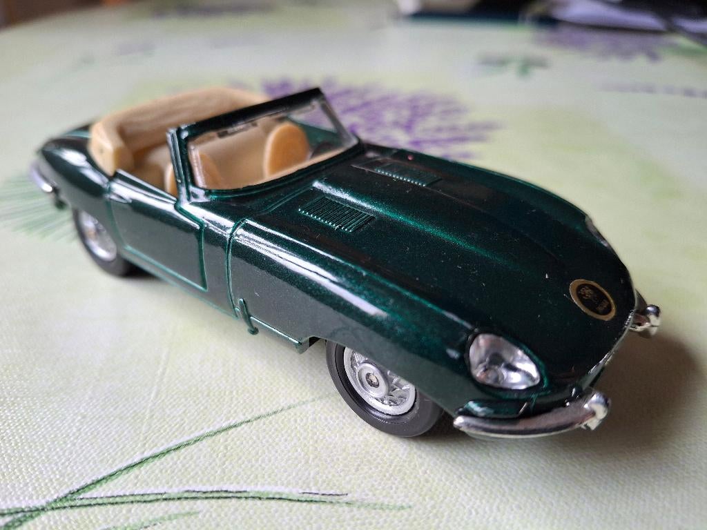 Jaguar E Cabriolet 1961 Groen metallic (Maisto - Shell), Hobby en Vrije tijd, Modelauto's | 1:43, Ophalen of Verzenden, Nieuw