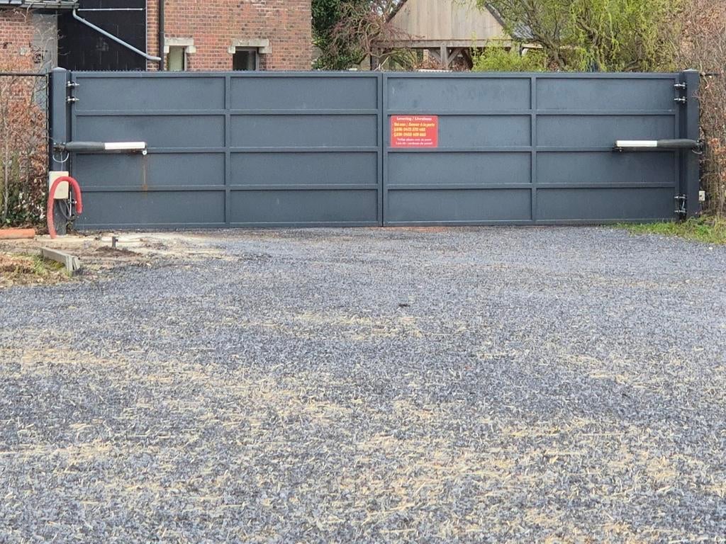 Porte à 2 ailes de 8 mètres de large., Enlèvement, Comme neuf