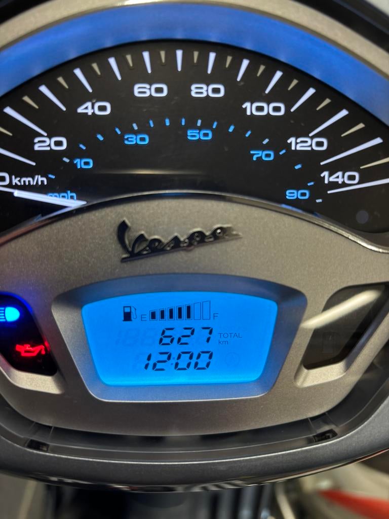 Vespa Primavera 125 grigio, Fietsen en Brommers, Scooters | Vespa, Zo goed als nieuw, Benzine, Ophalen