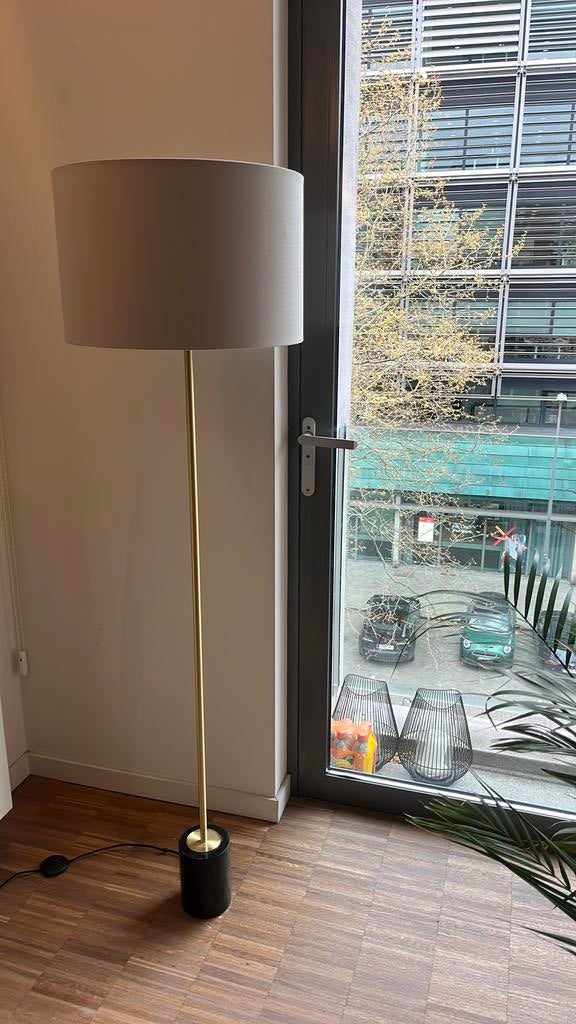 Moderne staande lamp messing met kap – sfeervol, Huis en Inrichting, Lampen | Vloerlampen, Ophalen, Zo goed als nieuw