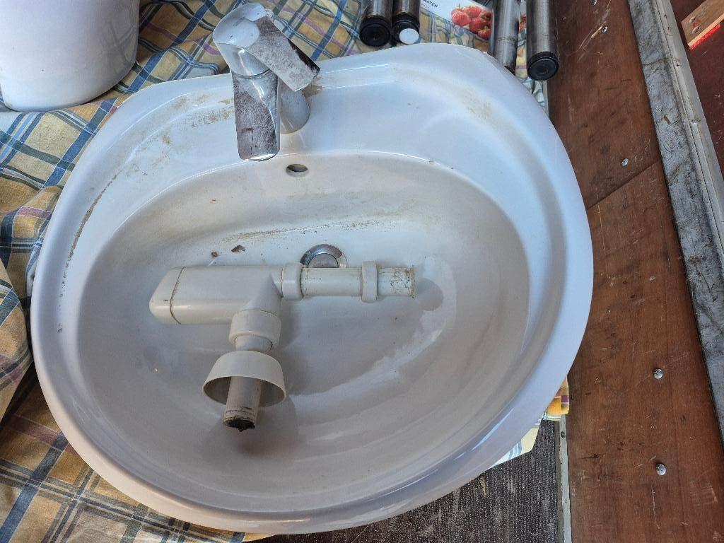 Lavabos avec robinet et tablette (4 pièces à vendre), Bricolage & Construction, Enlèvement, Utilisé, Robinet