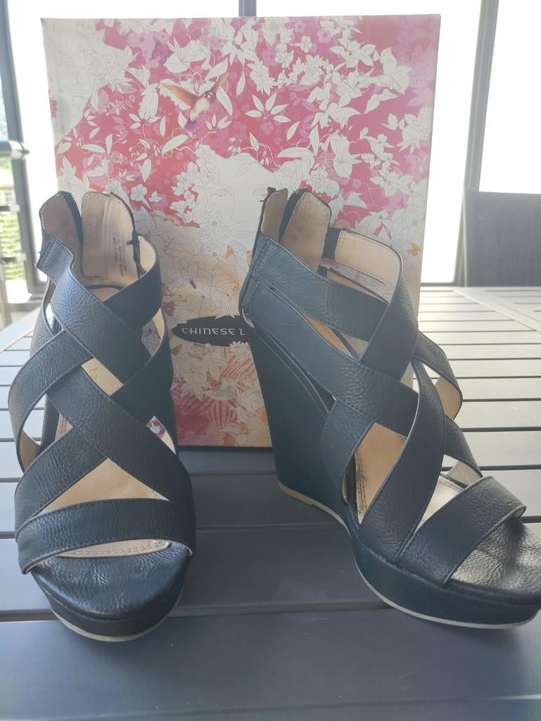 Chinese Wasserij zwarte sleehak sandalen maat 37, Kleding | Dames, Pumps, Verzenden, Zwart, Zo goed als nieuw
