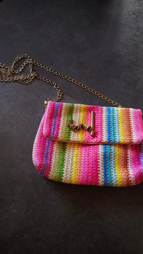 Klein dames tasje met goudkleurige ketting, Enlèvement