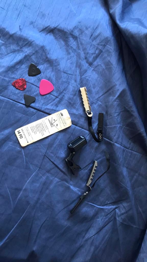 Lot de 2 capodastres, 1 accordeur et 4 médiateurs, Musique & Instruments, Comme neuf