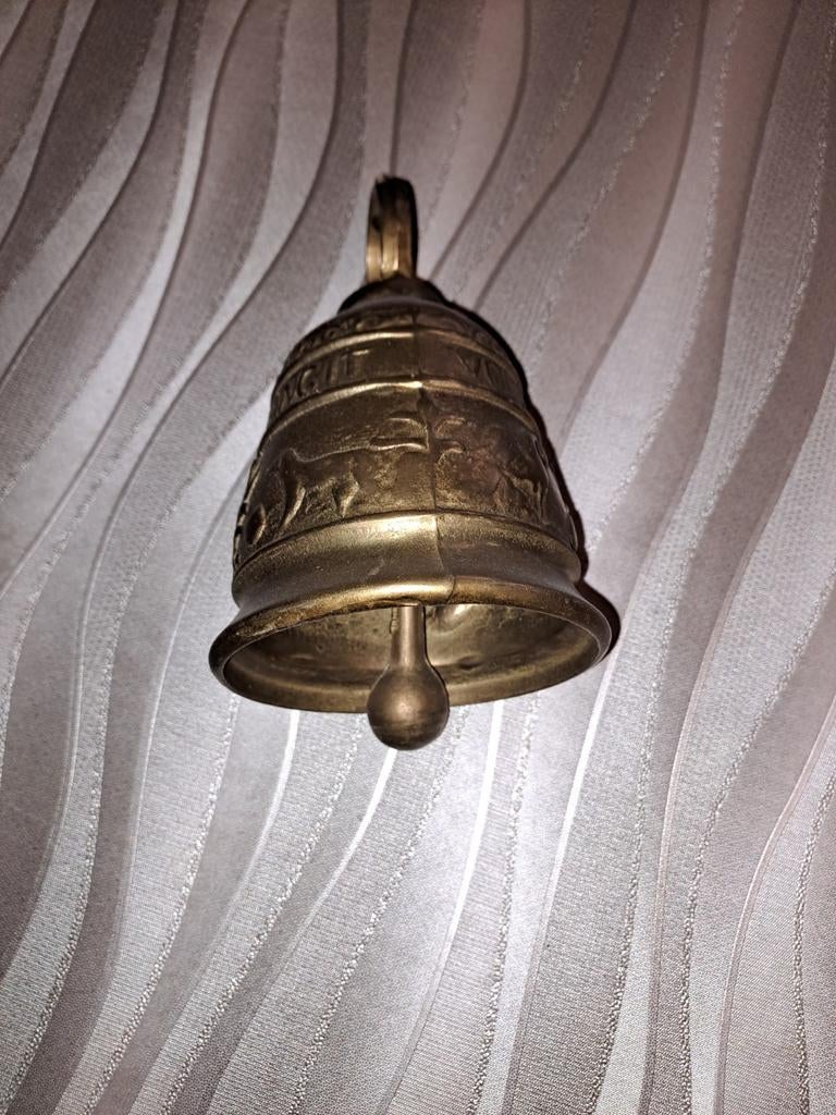 Ancienne cloche de monastère en cuivre, Enlèvement