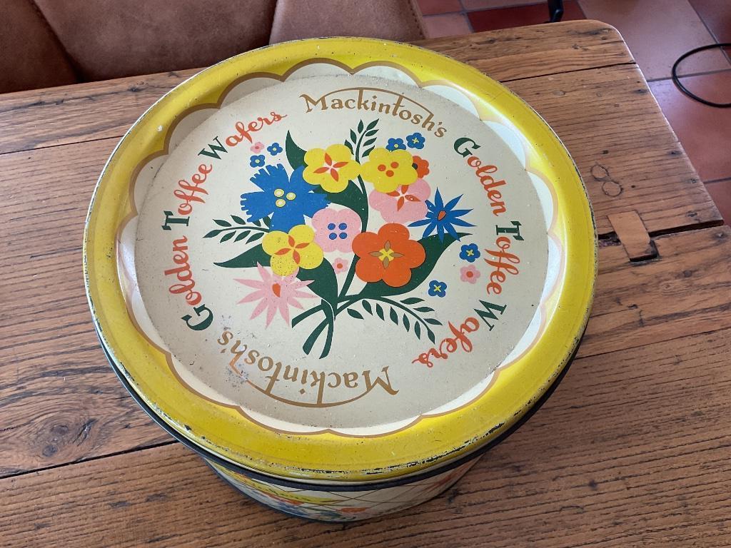 Oude blikken doos Mackintosh’s. Mooi op een oude schab !, Ophalen of Verzenden