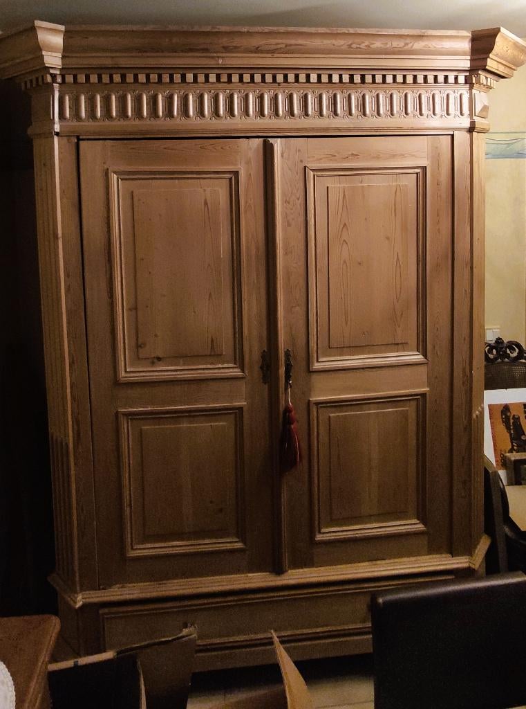 Belle grande armoire ancienne en bois, Avec espace de penderie, Enlèvement, Utilisé, 200 cm ou plus
