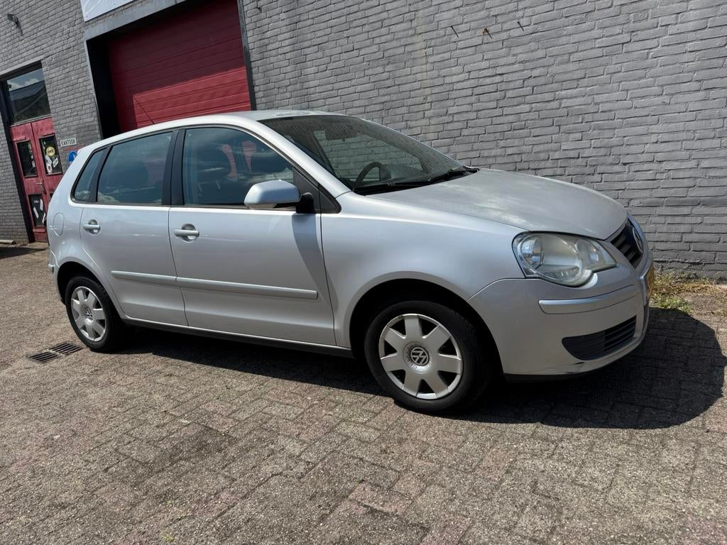 Volkswagen VW Polo 1.4 benzine 2006, Auto's, Volkswagen, Voorwielaandrijving, Zwart, 4 cilinders, Radio