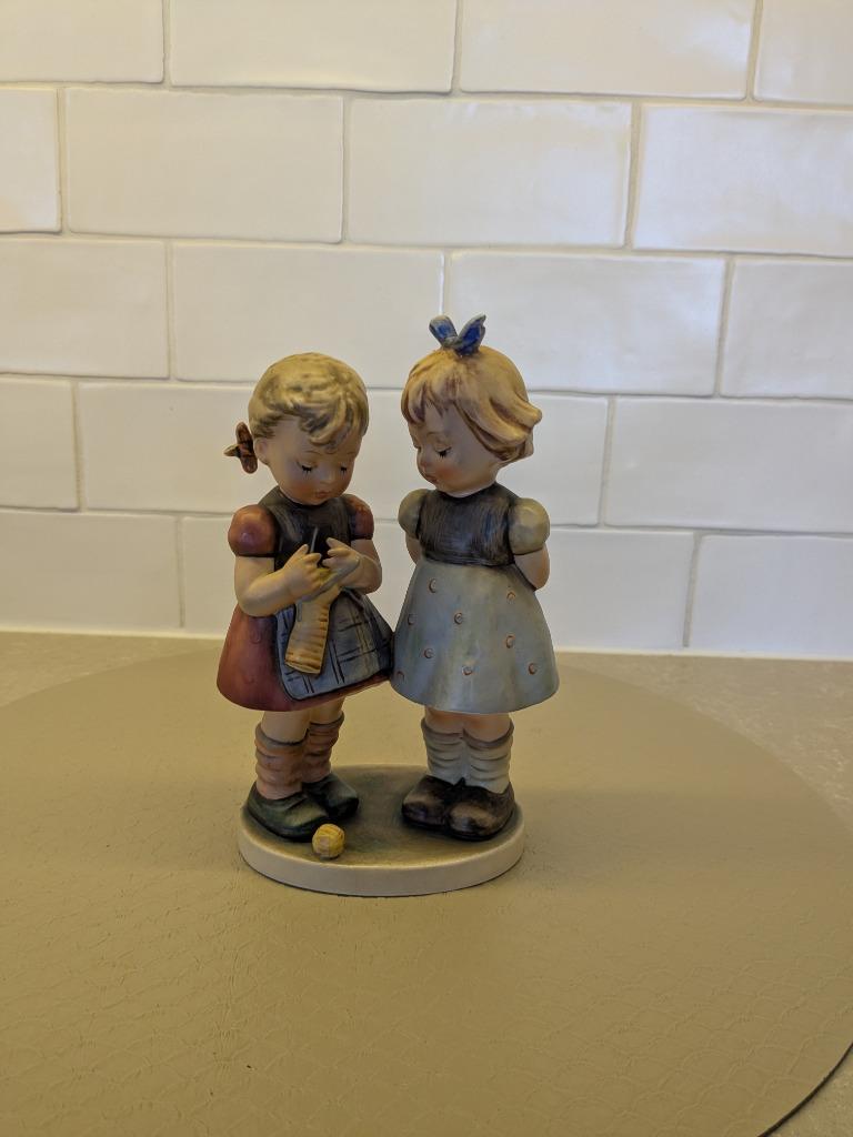 Hummel beeldje "Surprise" (Goebel) 19 cm, Antiek en Kunst, Ophalen of Verzenden