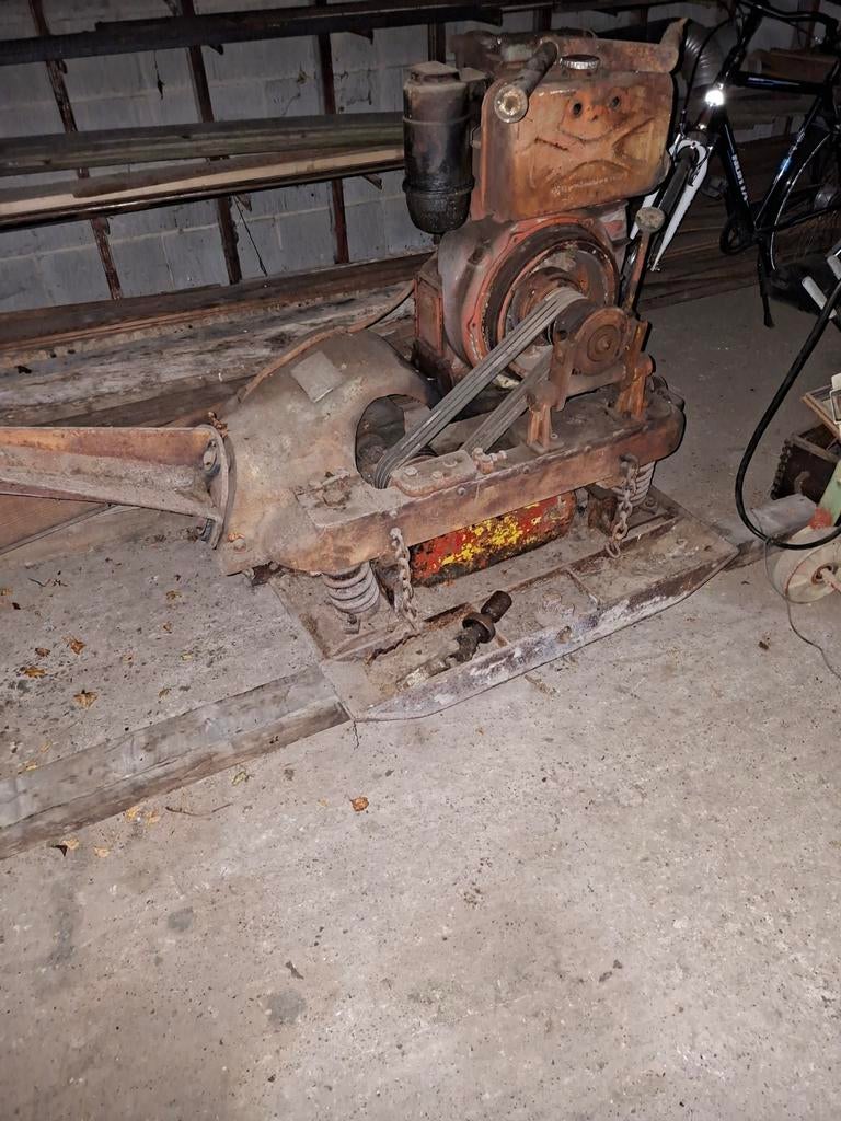 Trilplaat hatz dieselmotor 900 kg werking onbekend, Ophalen