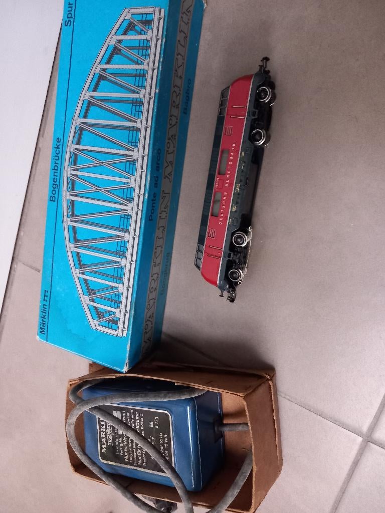 Marklin trein, 2 wagons en vele toebehoren, Ophalen, Zo goed als nieuw