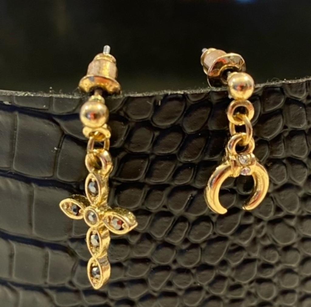 Goudkleurige oorbellen met kruis en hanger, Enlèvement ou Envoi, Comme neuf, Or, Pendantes