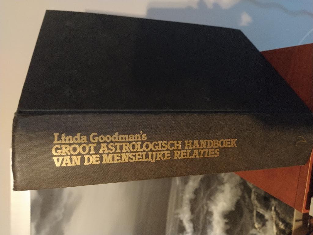boek: astrologie 1+2/Uyldert+Goodman's groot astrologisch..., Boeken, Esoterie en Spiritualiteit, Ophalen of Verzenden, Gelezen