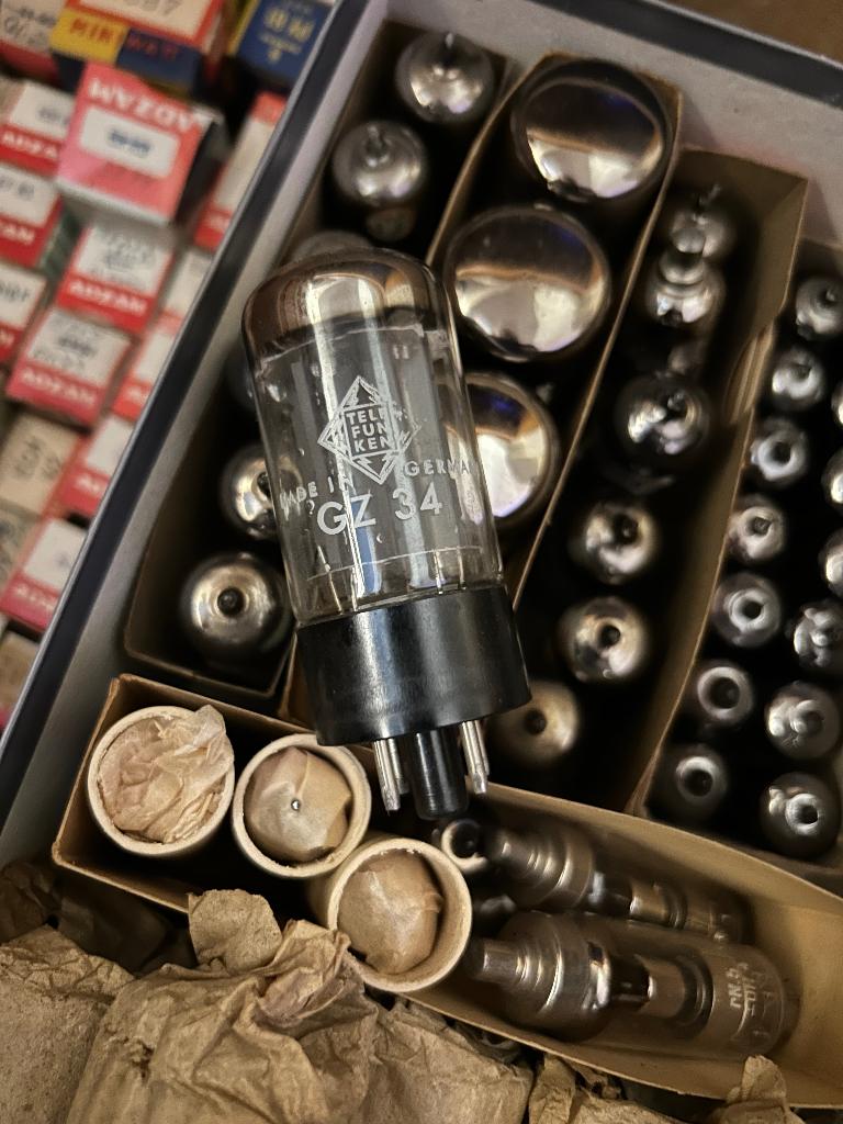 Set elektronische lampen — oude voorraad van elektronica-ing, Ophalen, Audio en Video