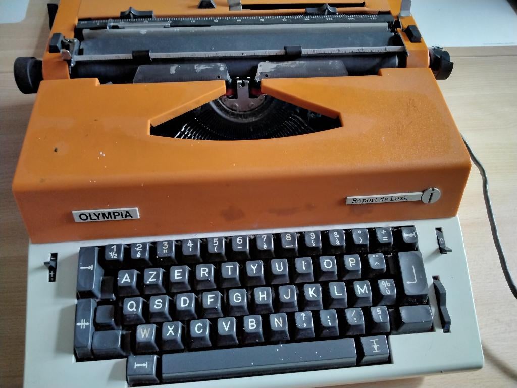 machine à écrire électrique, Enlèvement, Utilisé
