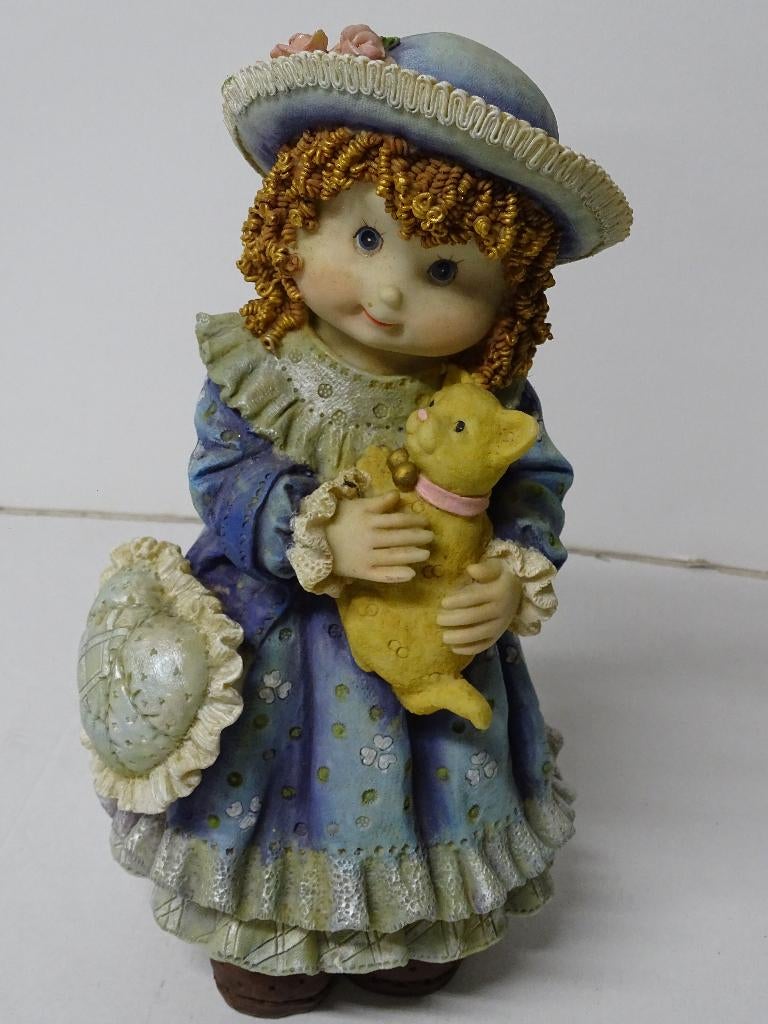 Antieke kleurrijk beeldje – Meisje met kat, Verzamelen, Ophalen, Zo goed als nieuw, Mens