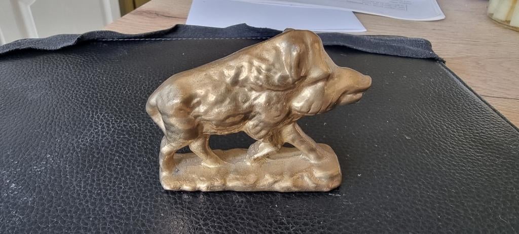 Oud beeldje everzwijn in messing, Antiek en Kunst, Minder dan 20 cm, Ophalen of Verzenden, Zoogdier, Beeld