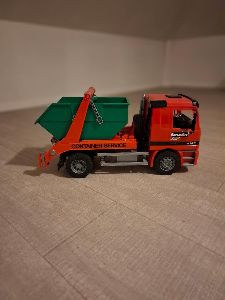 Bruder Mercedes met container service, Ophalen