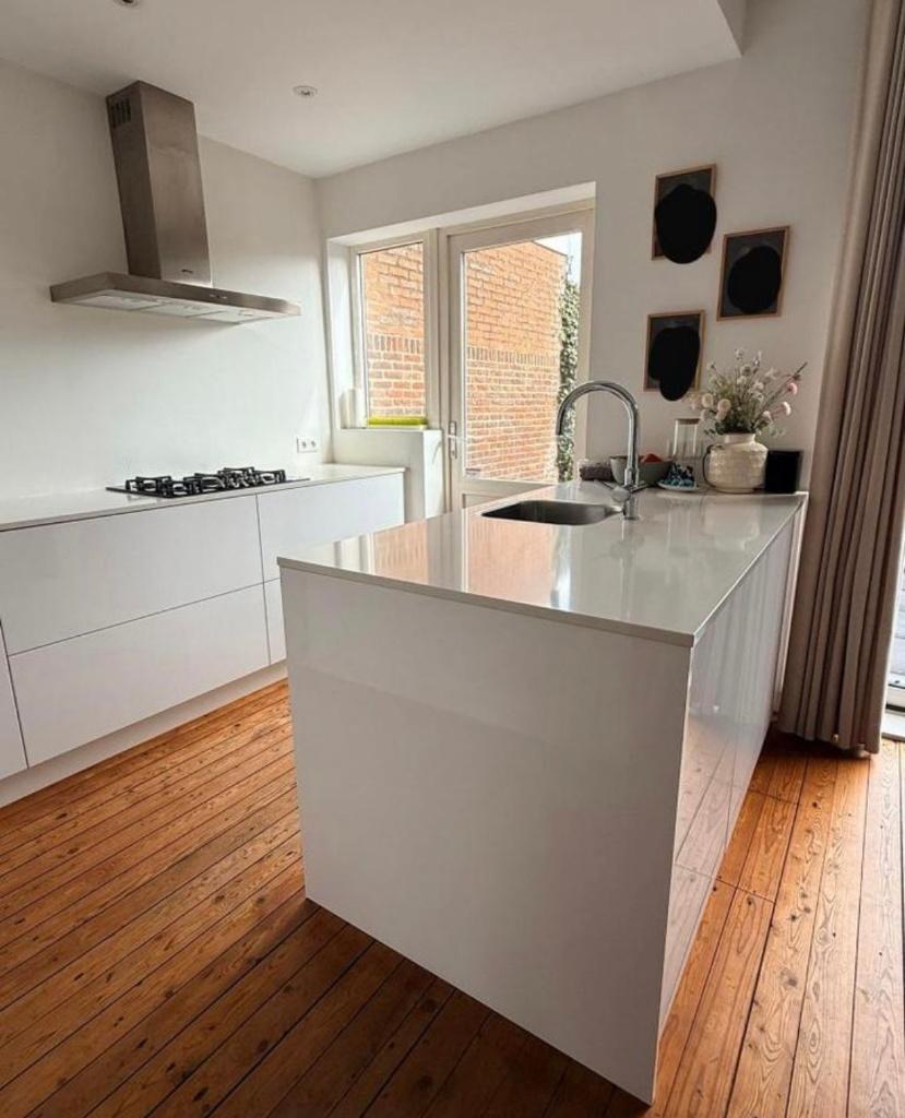 ÎLOT DE CUISINE SANS POIGNÉE KVIK À HAUTE BRILLANCE, Composite, Comme neuf, Cuisine à mur double, Blanc