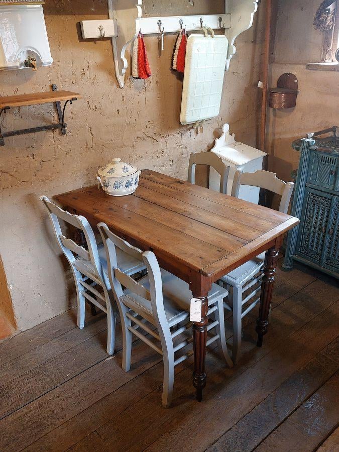 belle table de cuisine ancienne avec pieds décoratifs, Enlèvement