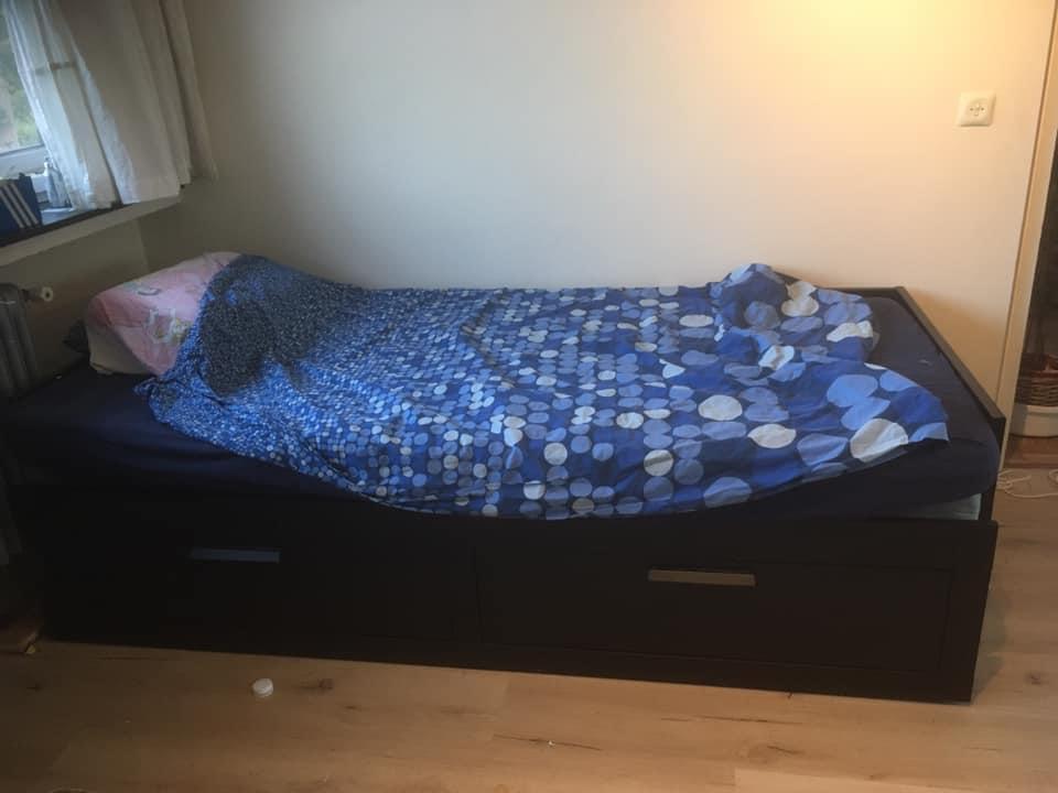 Bed uitschuifbaar tot 2-persoonsbed, Huis en Inrichting, Slaapkamer | Bedden, Ophalen, Zwart, Twijfelaar, Hout