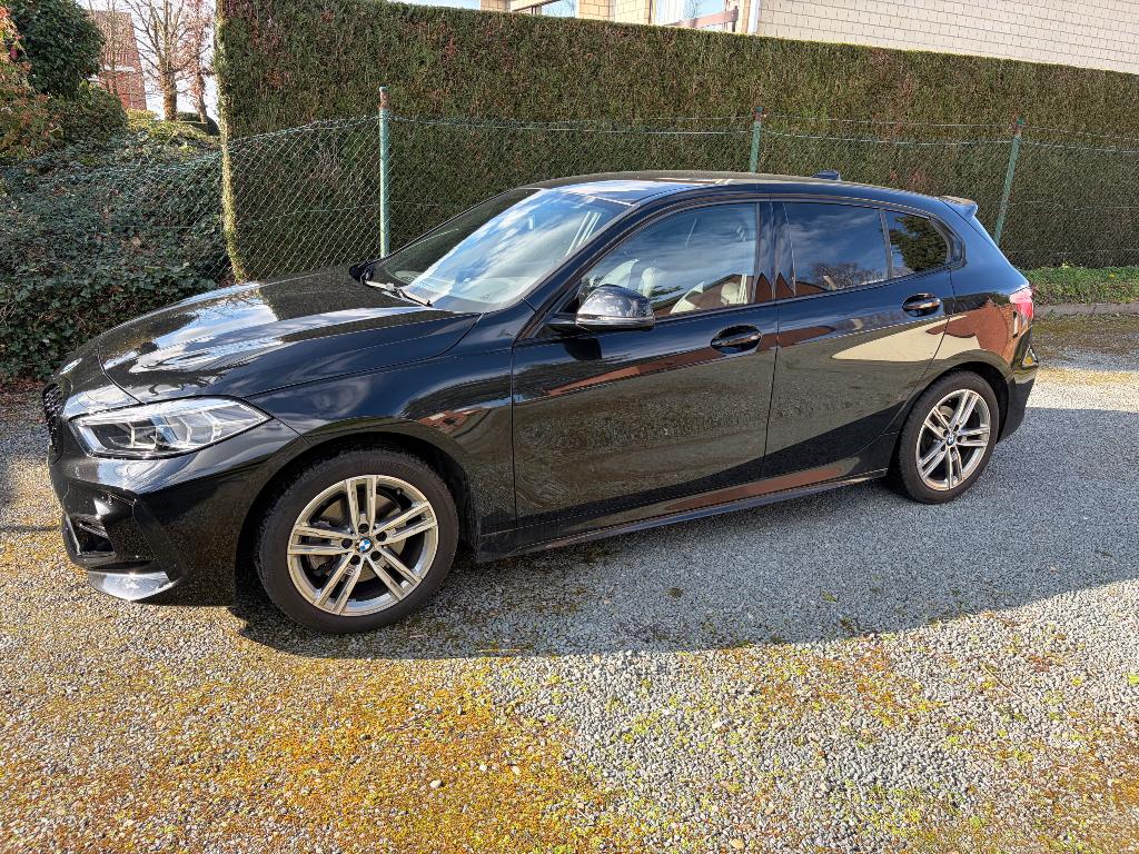 BMW 116i M pack 35k km ‘24 118 120 Mpakket automaat, Auto's, BMW, 1 Reeks, Zwart, 5 zetels, Particulier