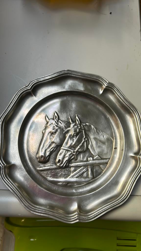 Assiette etain, Enlèvement