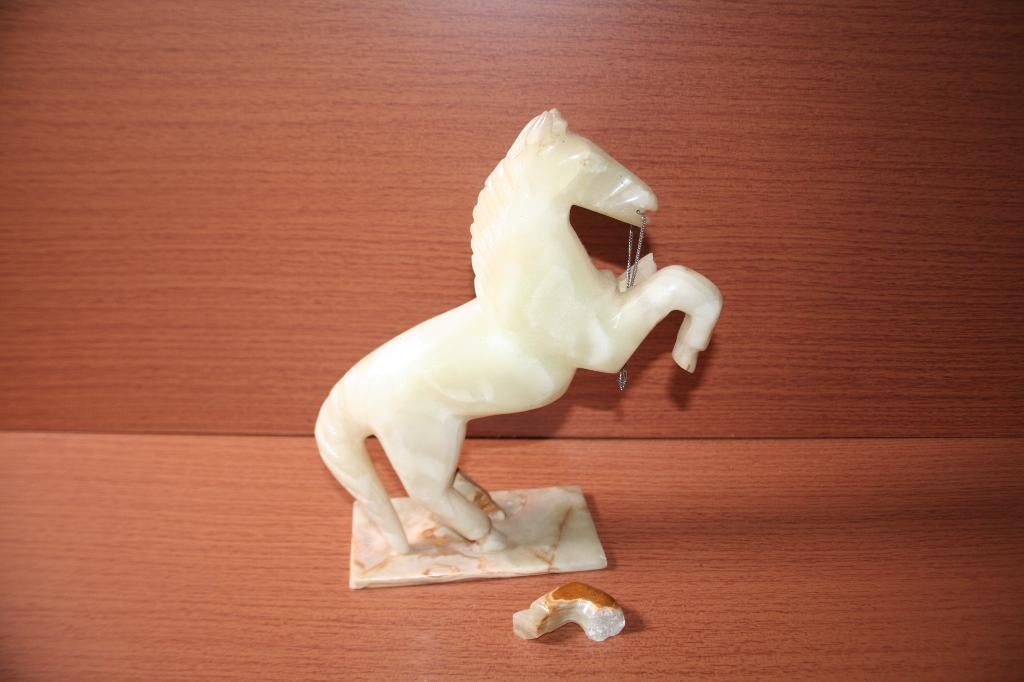 Beeld van een paard 28cm met afgebroken pootje, Antiek en Kunst, Ophalen, Beeld