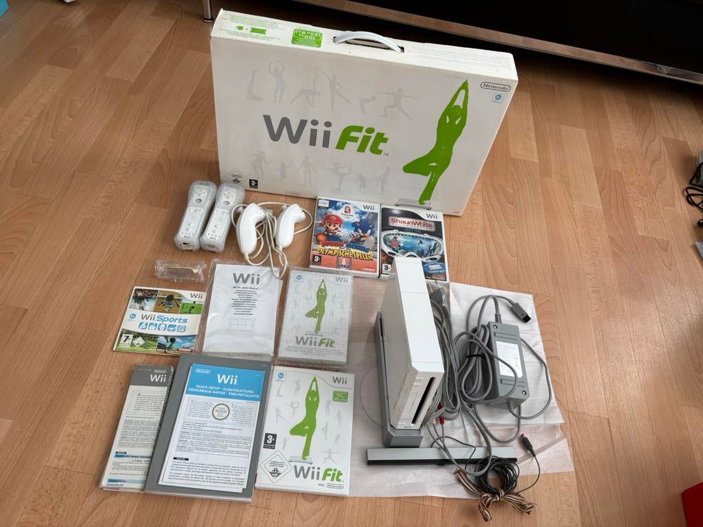 Nintendo Wii+ balance board, Ophalen, Zo goed als nieuw, Met 2 controllers, Met games